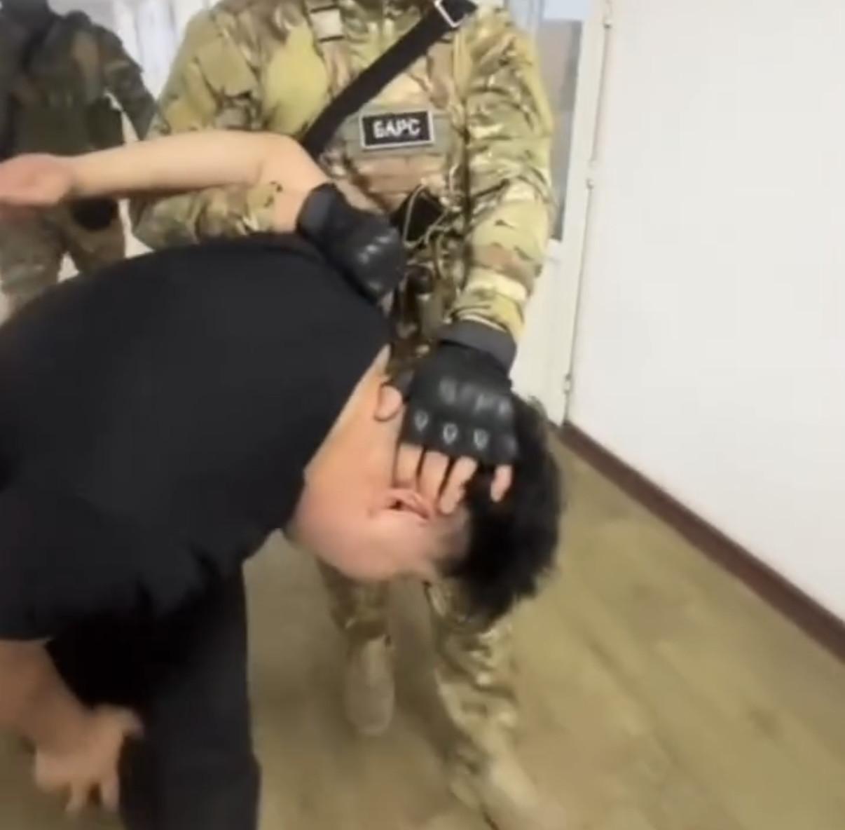 Блогер Айбек Уланов камалды КООМ ПРЕСС - Кыргызстан жаңылыктары, Жаңылыктар, Кабарлар, Окуялар, Бишкектин жаңылыктары, Күндүн жаңылыктары